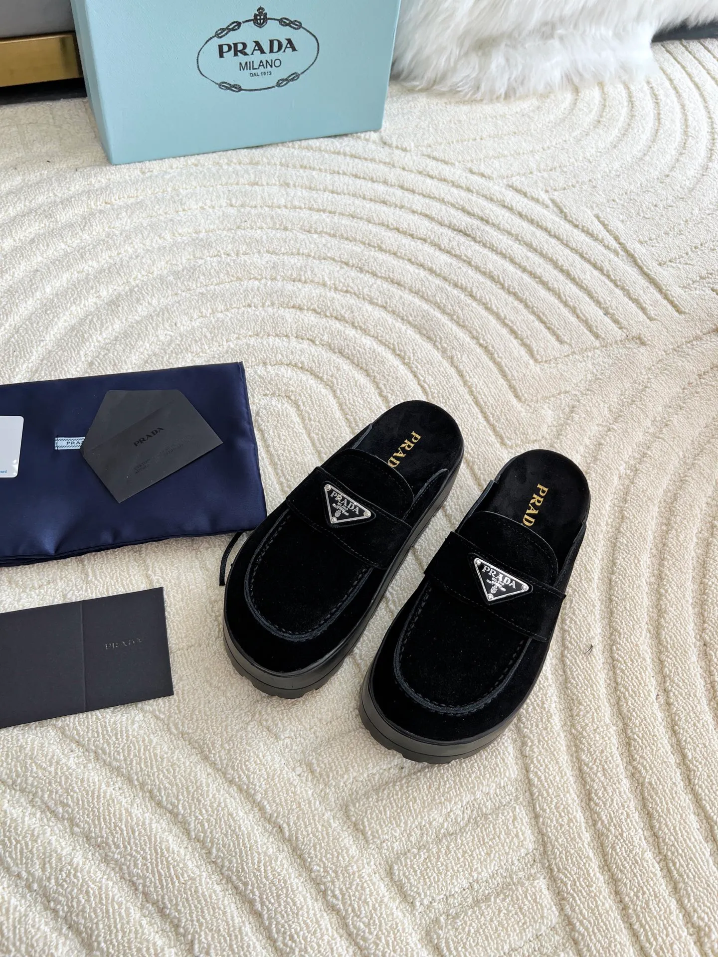 👟👟Ex-factory price 440👟👟 Prada/Prada 25ss summer new couple's beach thick-soled Birkenstock sandals. This shoe style is really a classic design that will not go out of style and is in line with everyone's current pursuit of comfortable and healthy wearing concepts. It is regarded by many domestic and foreign celebrities and fashionistas as an important choice for daily slippers. ✔Upper: imported super soft sheepskin ✔Inner lining: imported sheepskin ✔Hardware: Original molded split hardware ✔Outsole: Ultra-light, wear-resistant and non-slip foam sole ✔Number of yards: 35~40 (custom-made 40 pieces are non-refundable)
